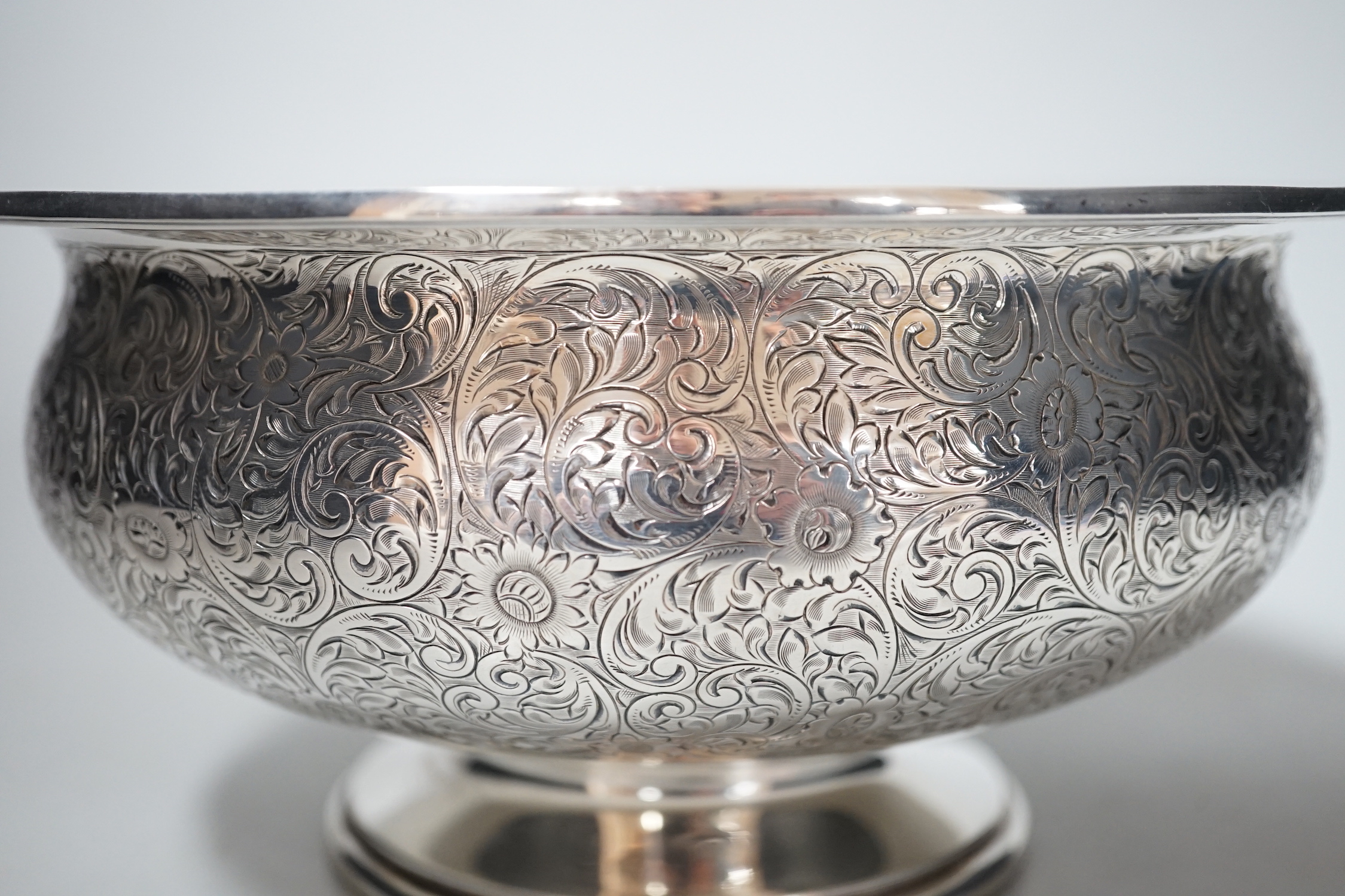 A sterling fruit bowl, with chased foliate decoration, diameter 23cm, 24.5oz.
